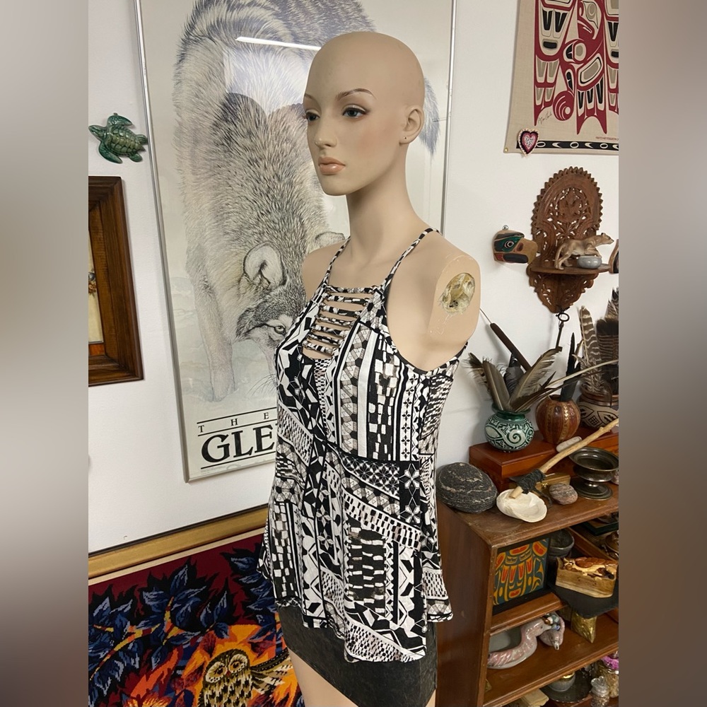 Funky Contrasting Patterned Tank Top - Picture 3 of 14